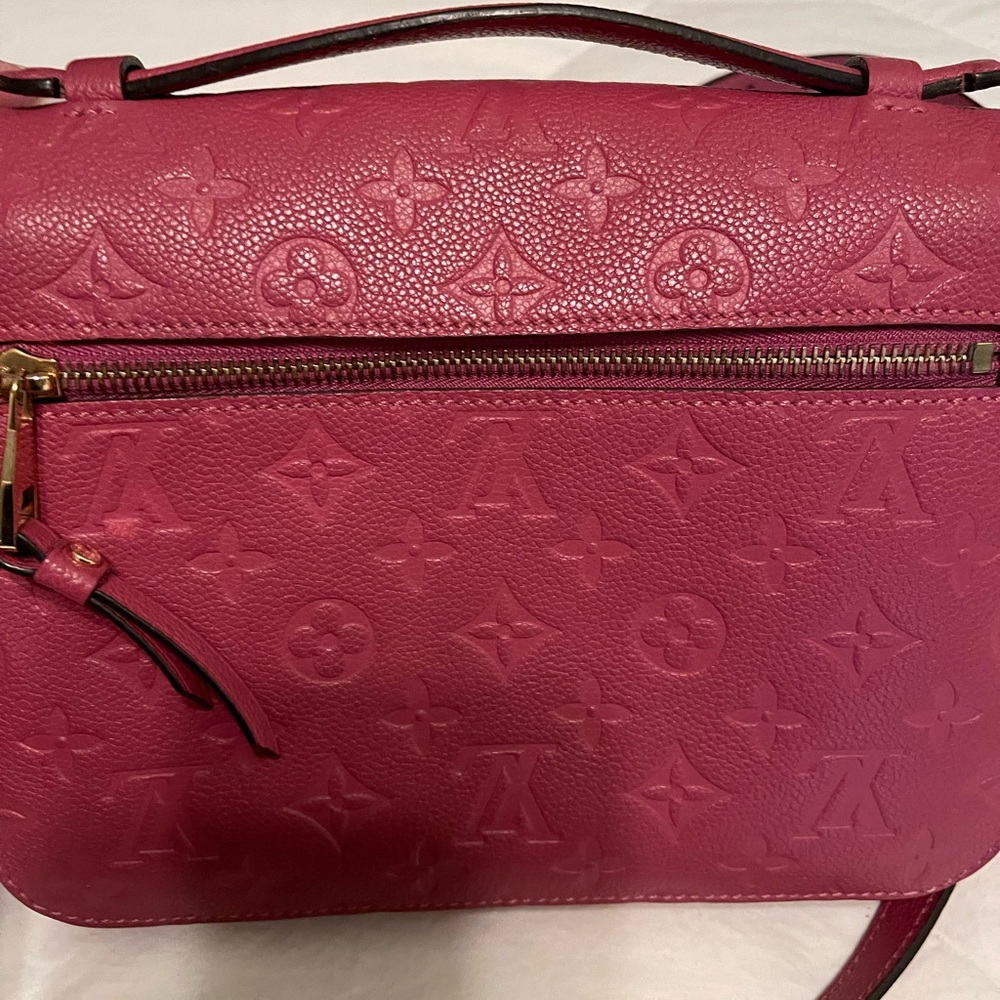 Lv Mtis Pouchette Like New Condition - image 5